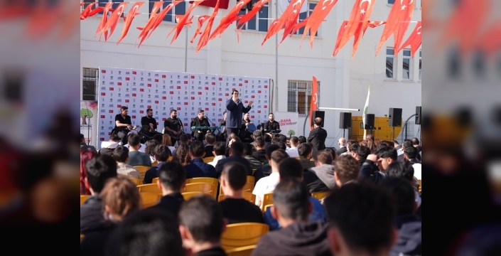 BAŞKAN YILMAZ LİSE VE ÜNİVERSİTE ÖĞRENCİLERİ İLE BULUŞTU