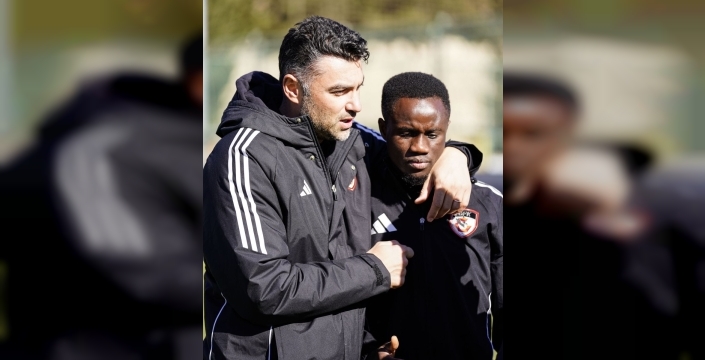BURAK YILMAZ OYUNCULARINI KUTLADI