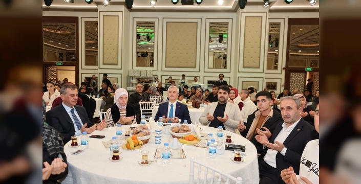 BAŞKAN TAHMAZOĞLU KÂBE KOKULU GENÇLERLE BULUŞTU
