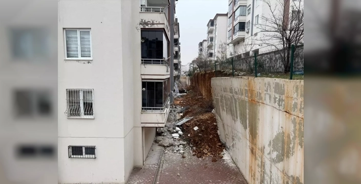 Gaziantep’te Korku Dolu Anlar: İstinat Duvarı Çöktü, Araçlar Hasar Gördü