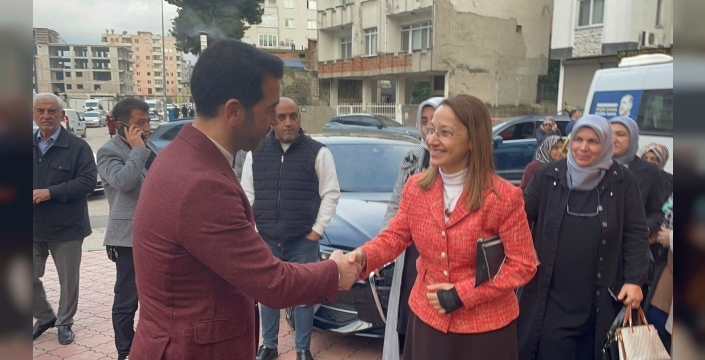 “HER KAPIYI UMUTLA ÇALIYORUZ”