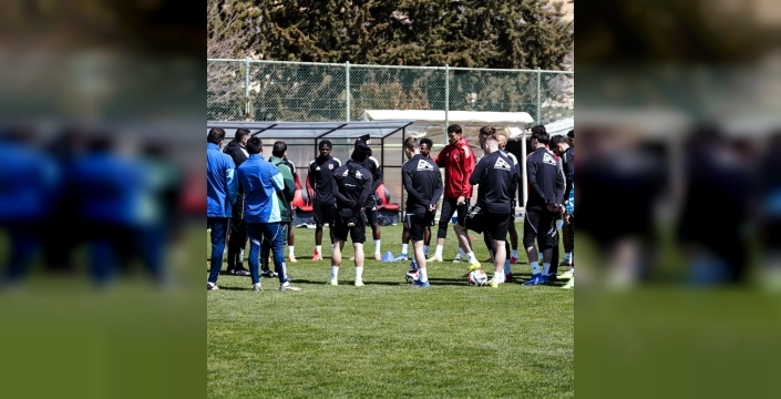 Gaziantep FK, iç transfer sürecine hızla girdi. Kulüp, mevcut kadrosunda yer alan üç futbolcuyla sözleşme yenileyerek bu alandaki hamlelerine başladı.
