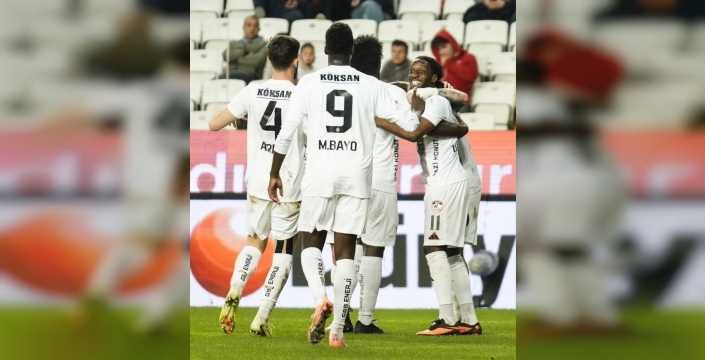 Gaziantep FK, ilk yarısı golsüz biten maçta 2. devrede Bayo (2), Kozlowski ve Camara’yla coştu. Bayo 2 gol, 1 asist, Kozlowski 1 gol 1 asistle yıldızlaştı.