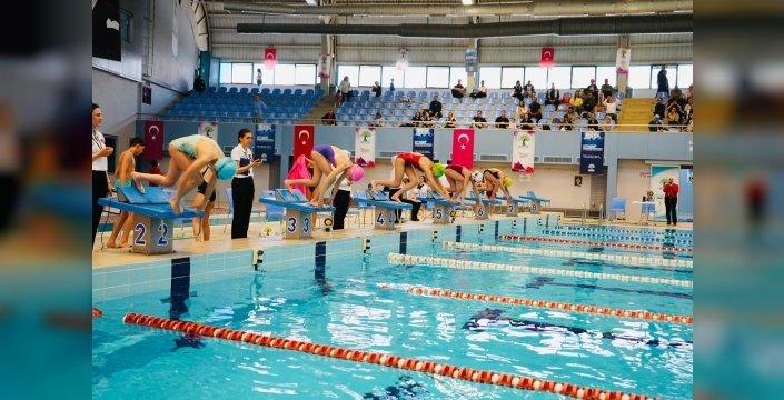 Şehitkamil Belediyesi tarafından düzenlenen “Minik Kulaçlar Yüzme Şenliği”, yüzlerce sporcunun katılımıyla Alleben Yüzme Havuzu’nda büyük bir coşkuya sahne oldu.