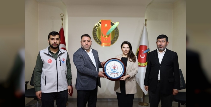 Gaziantep Gazeteciler Cemiyeti (GGC) Başkanı Meral Ay, Yetimler Vakfı heyetini cemiyette ağırladı. Yaklaşan Kurban Bayramı öncesi dayanışma mesajı veren Ay, "Gaziantepliler hayırda yarışmayı sever, bu bayram da yetimlerin yüzü gülecek" dedi.