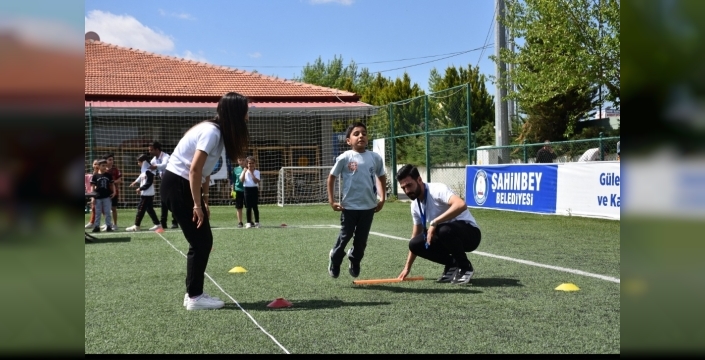 Gaziantep Valiliği, Gaziantep İl Milli Eğitim Müdürlüğü, Gaziantep Gençlik ve Spor İl Müdürlüğü ile Şahinbey Belediyesi işbirliğinde düzenlenen Dünya Çocuk Atletizm Günü etkinliği, renkli görüntülere sahne oldu.