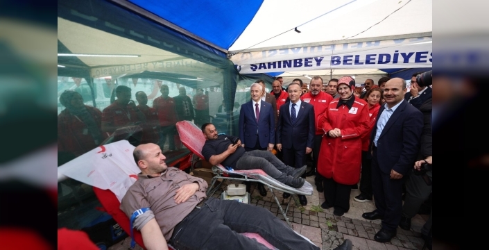 Şahinbey Belediyesi tarafından düzenlenen ve 3 gün sürecek olan ‘Kan Verelim, Spor Yapalım, Sağlıklı Kalalım’ kampanyasına vatandaşlar yoğun ilgi gösteriyor.