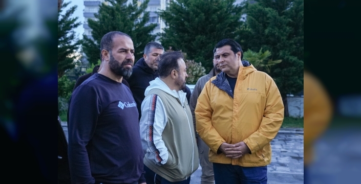 Şehitkamil Belediye Başkanı Umut Yılmaz, Gaziantep’te bugün etkili olan yağmur ve dolu yağışının ardından mahalleleri tek tek ziyaret ederek yürütülen çalışmaları yerinde inceledi, ekiplerden detaylı bilgi aldı.