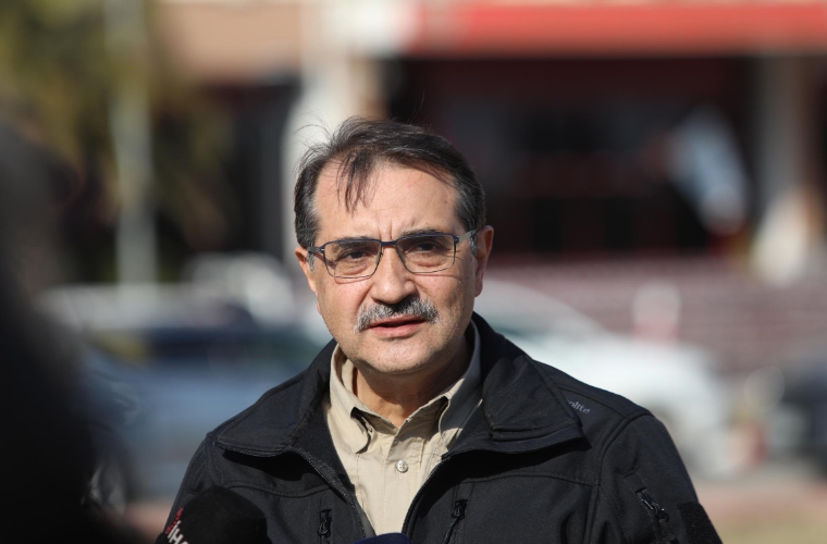 BAKAN DÖNMEZ AÇIKLADI: HASARLI BİNALAR DIŞINDA HER YERE DOĞALGAZ VERİLDİ
