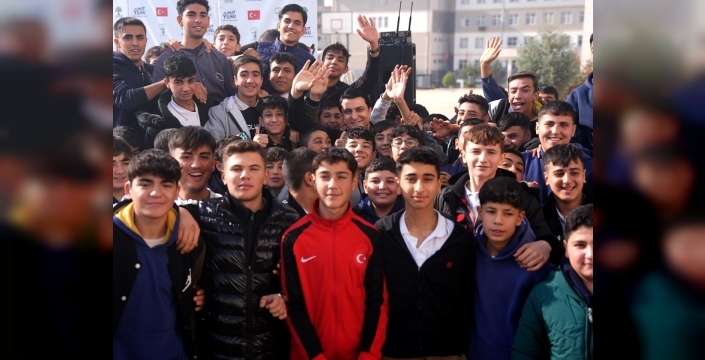 BAŞKAN YILMAZ GENÇLERLE BİR ARADA