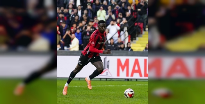 BAYO PENALTI KAÇIRDI