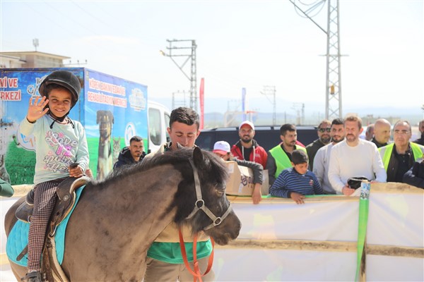 DEPREMZEDE ÇOCUKLAR MORAL BULDU