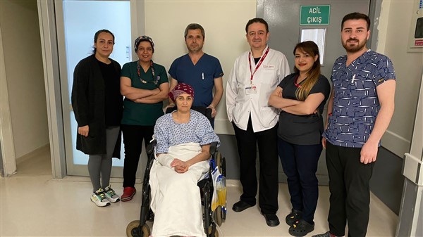 ENKAZDAN ÇIKARTILAN DEPREMZEDE 54 GÜNLÜK YAŞAM MÜCADELESİNİ KAZANDI