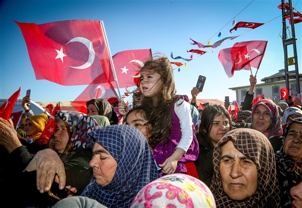 ERDOĞAN NURDAĞI'NDA KONUTLARIN TEMELİNİ ATTI!