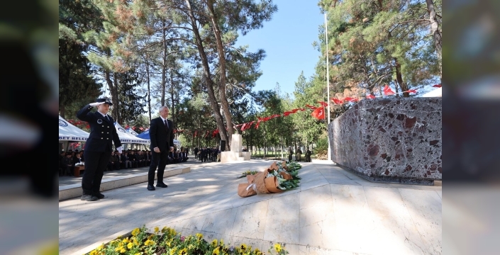Gaziantep savunmasının önemli isimlerinden Şahin Bey'in, şehit edilişinin 106. yılında Şahinbey Anıt Mezarı önünde düzenlenen törenle anıldı.