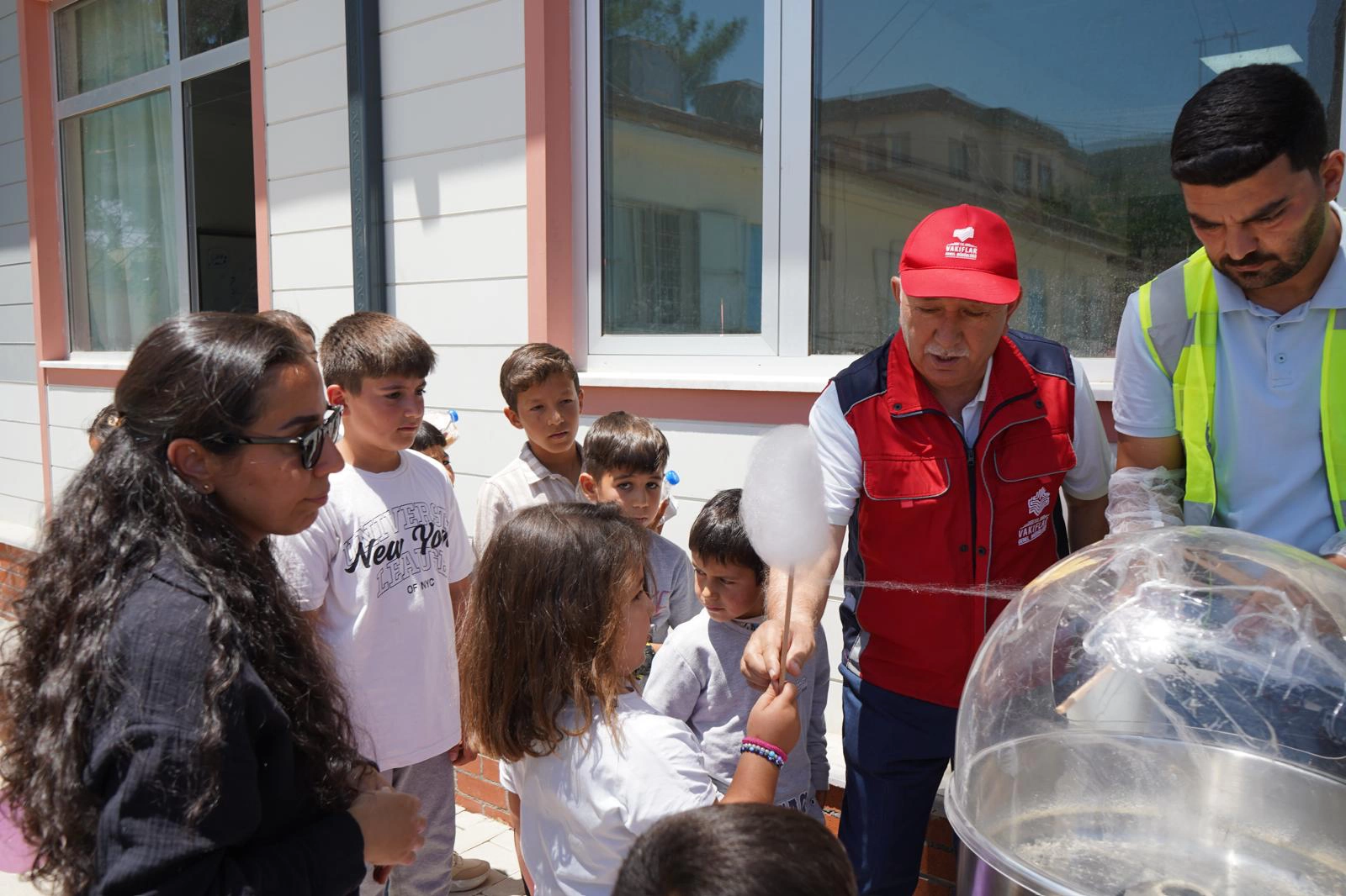 GAZİANTEP VAKIFLAR BÖLGE MÜDÜRLÜĞÜ DEPREMZEDE ÖĞRENCİLERİ UNUTMADI