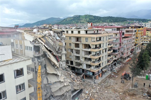İSLAHİYE’DE YIKIM SÜRÜYOR