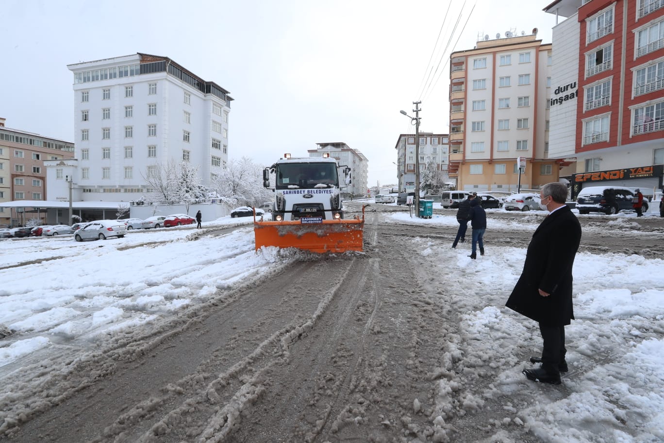 ŞAHİNBEY BELEDİYESİNDEN KAR YAĞIŞINA ANINDA MÜDAHALE