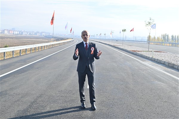 OTOYOLLARDA GİŞESİZ, BARİYERSİZ ULAŞIMA GEÇİLİYOR