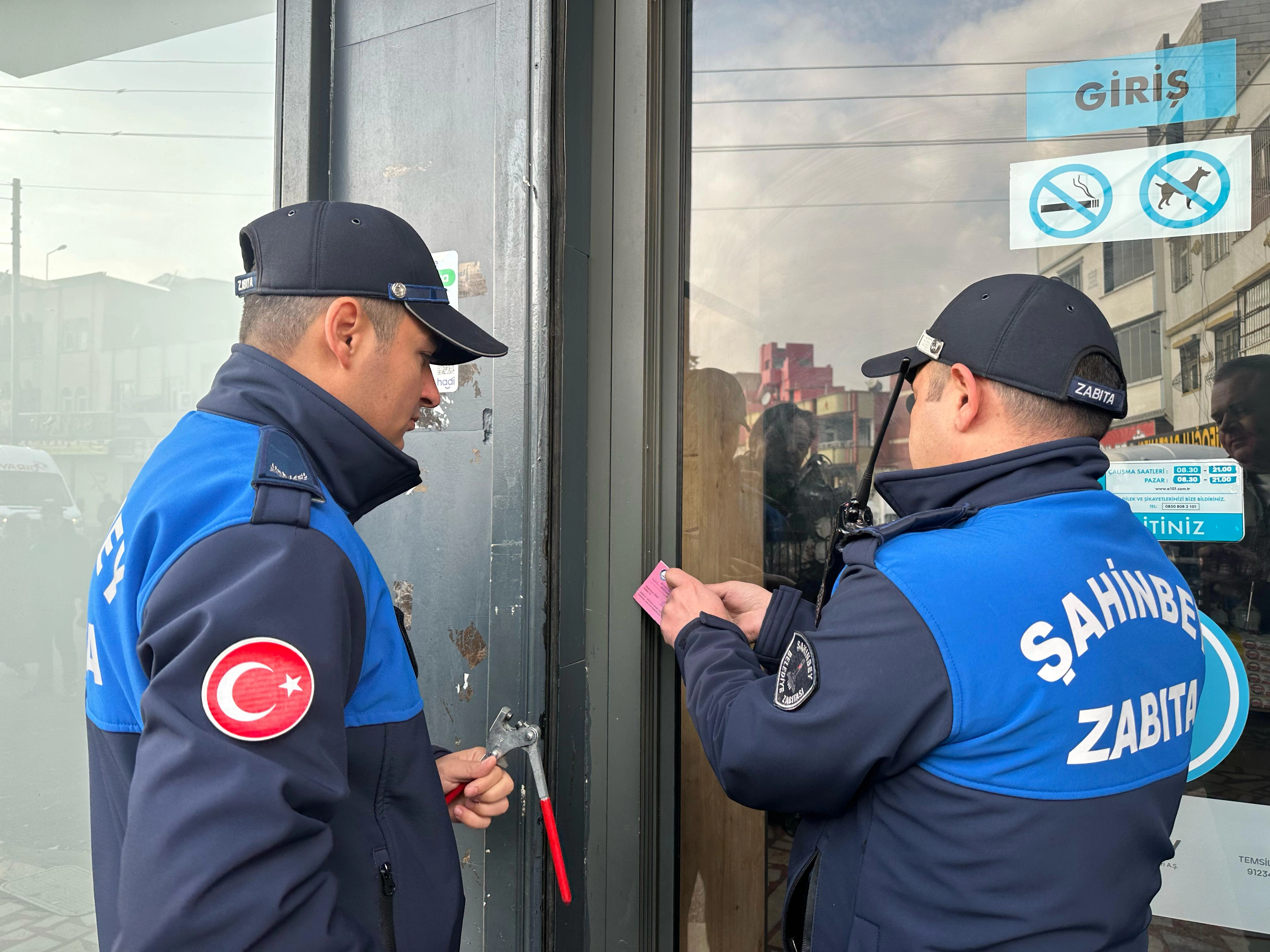 ŞAHİNBEY BELEDİYESİ ZİNCİR MARKETİN 2 ŞUBESİNİ KAPATTI