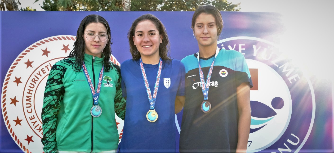 ŞAMPİYON YÜZÜCÜLER BAŞARIYA DOYMUYOR