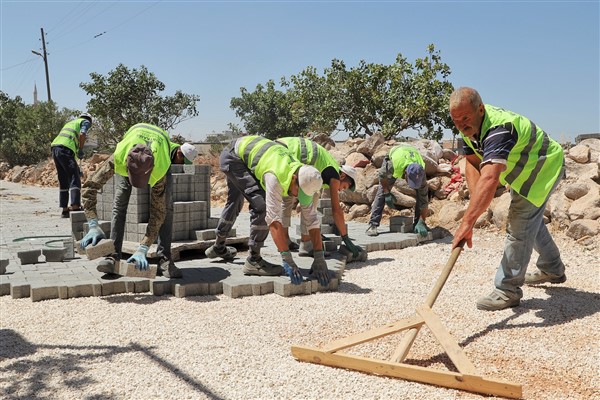 ŞEHİTKAMİL’DEN KARACABURÇ VE KOÇLU MAHALLESİNE KİLİTLİ PARKE TAŞI