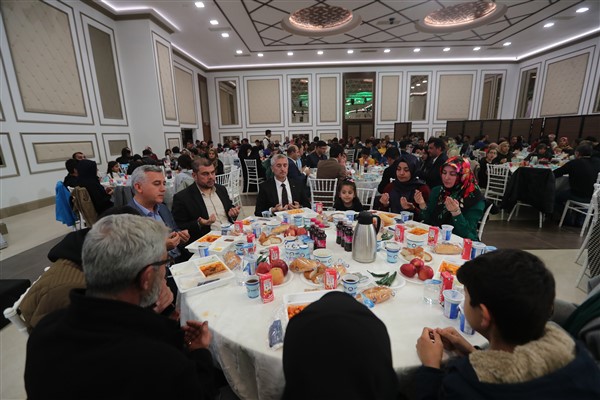 TAHMAZOĞLU UMRE’YE GİDEN ÖĞRENCİLER VE AİLELERİ İLE İFTARDA BİR ARAYA GELDİ