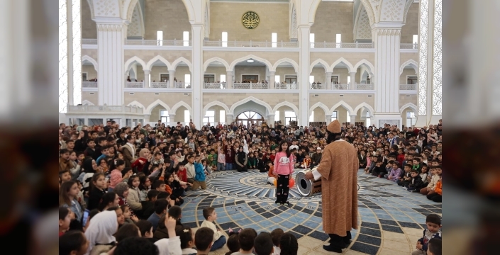 Türkiye’nin en büyük ikinci camisi olan Şahinbey Millet Cami ve Külliyesi, hafta sonu minik misafirlerini ağırladı.